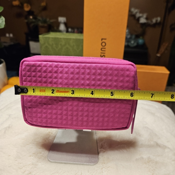 VALENTINO BEAUTY POUCH sexy pink in color, size: 6 x 4 x 1.5 - Picture 5 of 9